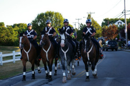 Plymouth Police Mounted Unit patrol Taylor Ave (3/July/10)